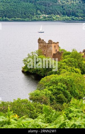Mittelalterliches Urquhart Castle am Ufer des Loch Ness auf einem Hügel mit Blick auf die wunderschöne Landschaft, Schottland, Großbritannien. Stockfoto