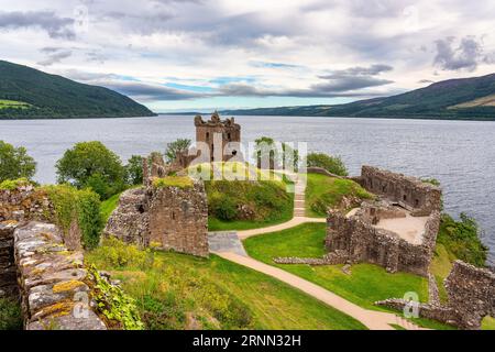 Ruinen des mittelalterlichen Urquhart Castle, das sich neben Loch Ness in Schottland, Großbritannien, befindet. Stockfoto