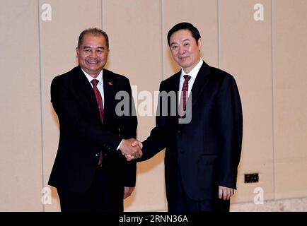 (170622) -- BOAO, 22. Juni 2017 -- Liu Qibao (R), Mitglied des Politbüros des Zentralkomitees der Kommunistischen Partei Chinas (KPCh) und des Sekretariats des Zentralkomitees der KPCh, der Leiter der Öffentlichkeitsabteilung des Zentralkomitees der KPCh führt Gespräche mit Kikeo Khaykhamphithoune, dem Leiter der Öffentlichkeitsabteilung des Zentralkomitees der Laotischen Volksrevolutionären Partei (LPRP), bevor am 22. Juni 2017 in Boao, der südchinesischen Provinz Hainan, ein Theorieseminar abgehalten wird. Die KPC und die LPRP veranstalteten hier am Donnerstag ein Theorieseminar, das sechste Seminar dieser Art zwischen den beiden Parteien. Kans Stockfoto