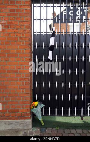 Ein floraler Tribut und ein Schal sind vor dem Haupttor von Craven Cottage in Fulham, London, nach dem Tod des ehemaligen Fulham-Vorsitzenden und Harrods-Besitzers Mohamed Al-Fayed im Alter von 94 Jahren erhalten geblieben. Ausgabedatum: Samstag, 2. September 2023. Stockfoto