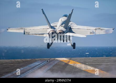 F/A-18E Super Hornet startet vom Flugdeck des Flugzeugträgers USS Nimitz. Foto von Justin McTaggart Stockfoto