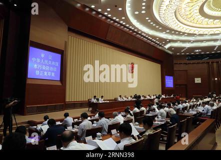 (170622) -- PEKING, 22. Juni 2017 -- Zhang Dejiang, Vorsitzender des Ständigen Ausschusses des Nationalen Volkskongresses Chinas (NPC), leitet eine Sitzung der 28. Sitzung des 12. Ständigen Ausschusses des NPC in Peking, der Hauptstadt Chinas, am 22. Juni 2017. Die zweimonatliche Sitzung begann hier am Donnerstag. ) (Zkr) CHINA-PEKING-NPC STÄNDIGE AUSSCHUSSSITZUNG (CN) LiuxWeibing PUBLICATIONxNOTxINxCHN Peking 22. Juni 2017 Zhang Dejiang Vorsitzender des Thing Committee of China S National Celebrities S Congress NPC Vorsitzender einer Sitzung der 28. Sitzung des 12. NPC-Thing Committee in Beiji Stockfoto