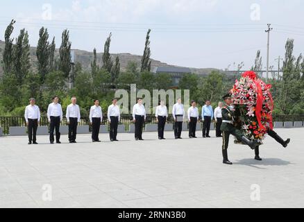 (170622) -- TAIYUAN, 22. Juni 2017 -- der chinesische Präsident Xi Jinping (6. L zurück) nimmt an einer Zeremonie Teil, bei der revolutionären Märtyrern im revolutionären Gedenkmuseum Lyuliang im Xing County der Stadt Lyuliang, Provinz Shanxi in Nordchina, am 21. Juni 2017 ein Blumenkorb präsentiert wird. XI hatte am Mittwoch in Shanxi eine Besichtigungstour. )(wjq) CHINA-SHANXI-XI JINPING-INSPECTION (CN) PangxXinglei PUBLICATIONxNOTxINxCHN Taiyuan 22. Juni 2017 der chinesische Präsident Xi Jinping 6. L Back nimmt an einer Zeremonie Teil, bei der Revolutionary Martyrs IM Revolutionary Memorial Museum in Xing County of C ein Blumenbasketball präsentiert wird Stockfoto