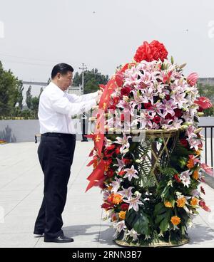 (170622) -- TAIYUAN, 22. Juni 2017 -- der chinesische Präsident Xi Jinping stellt den revolutionären Märtyrern einen Blumenkorb im revolutionären Gedenkmuseum Lyuliang im Xing County der Stadt Lyuliang, Provinz Shanxi in Nordchina, am 21. Juni 2017 vor. XI hatte am Mittwoch in Shanxi eine Besichtigungstour. )(wjq) CHINA-SHANXI-XI JINPING-INSPECTION (CN) LixXueren PUBLICATIONxNOTxINxCHN Taiyuan 22. Juni 2017 der chinesische Präsident Xi Jinping präsentiert den Revolutionären Märtyrern einen Blumenbasketball IM Revolutionären Gedenkmuseum in Xing County der Stadt Nordchina Provinz S Shanxi 21. Juni 2017 Xi musste eine Inspektionsreise in die Stadt machen Stockfoto