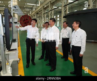 (170622) -- TAIYUAN, 22. Juni 2017 -- der chinesische Präsident Xi Jinping (C) besucht eine Schildmaschinenwerkstatt der Taiyuan Heavy Industry Railway Transit Equipment Co., Ltd. In Taiyuan, der Hauptstadt der nordchinesischen Provinz Shanxi, am 22. Juni 2017. XI inspizierte Unternehmen in Shanxi am Donnerstag. )(zkr) CHINA-SHANXI-XI JINPING-ENTERPRISES-INSPECTION (CN) PangxXinglei PUBLICATIONxNOTxINxCHN Taiyuan 22. Juni 2017 der chinesische Präsident Xi Jinping C besucht eine Schildmaschinenwerkstatt von Taiyuan Heavy Industry Railway Transit Equipment Co Ltd in Taiyuan Hauptstadt von Nordchina Provinz S Shanxi 22. Juni 2017 Xi Inspekte Stockfoto