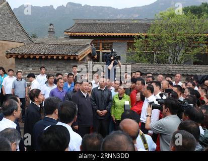 (170622) - TAIYUAN, 22. Juni 2017 -- der chinesische Präsident Xi Jinping spricht mit Dorfbewohnern im neuen Dorf Songjiagou, einem zentralisierten Neuansiedlungsort, der unter dem Ziel steht, die Armut durch Umsiedlungen im Kelan County in der Stadt Xinzhou, Provinz Shanxi in Nordchina, am 21. Juni 2017 zu lindern. XI hatte am Mittwoch in Shanxi eine Besichtigungstour. )(wjq) CHINA-SHANXI-XI JINPING-INSPECTION (CN) PangxXinglei PUBLICATIONxNOTxINxCHN Taiyuan 22. Juni 2017 der chinesische Präsident Xi Jinping spricht mit den Dorfbewohnern IN New Village, einer zentralisierten Neuansiedlungsstätte, die der Armutsbekämpfung durch dient Stockfoto