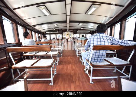 (170623) -- HONGKONG, 23. Juni 2017 -- Passagiere nehmen die Star Ferry von Tsim Sha Tsui nach Central in Hongkong, Südchina, 31. Mai 2017. Am 1. Juli 2017 jährt sich die Rückkehr Hongkongs ins Mutterland zum 20. Mal. ) (Ry) CHINA-HONG KONG-RETURN ANNIVERSARY-STAR FERRY (CN) WangxXi PUBLICATIONxNOTxINxCHN Hong KONG 23. Juni 2017 Passagiere nehmen die Star Ferry von Tsim Sha Tsui nach Central in Hong Kong Südchina 31 2017. Juli 2017 Mark zum 20. JAHRESTAG der Rückkehr von Hong Kong S zum Mutterland Ry China Hong Kong Kong Return Anniversary Star Ferry CN PUBLICATIONxNOTxINxCHN Stockfoto