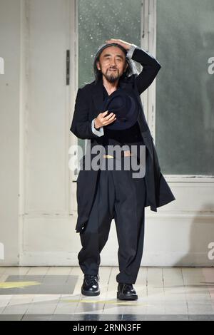 (170623) -- PARIS, 23. Juni 2017 -- Yohji Yamamoto begrüßt das Publikum während der Paris Men s Fashion Week Frühjahr/Sommer 2018 in Paris, Frankreich am 22. Juni 2017. )(srb) FRANCE-PARIS-MEN S FASHION WEEK-YOHJI YAMAMOTO PieroxBiasion PUBLICATIONxNOTxINxCHN Stockfoto