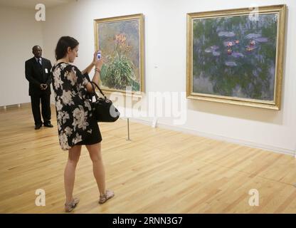 (170623) -- VANCOUVER, 23. Juni 2017 -- Ein Besucher fotografiert Ein Gemälde während einer Vorschau in der Vancouver Art Gallery in Vancouver, Kanada, 22. Juni 2017. Der geheime Garten von Claude Monet zeigt 38 Gemälde, die als die bemerkenswertesten Sammlungen des Impressionismus-Meisters Claude Monet gelten. Die Ausstellung ist vom 24. Juni bis 1. Oktober geplant. Liang Sen) (srb) CANADA-VANCOUVER-CLAUDE MONET-AUSSTELLUNG lixbaodong PUBLICATIONxNOTxINxCHN Vancouver 23. Juni 2017 ein Besucher fotografiert ein Gemälde während einer Vorschau IN der Vancouver Art Gallery in Vancouver, Kanada, 22. Juni Stockfoto