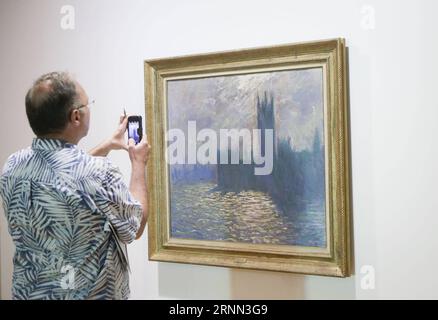 (170623) -- VANCOUVER, 23. Juni 2017 -- Ein Besucher fotografiert die Gemälde Houses of Parliament, London, eine Ausstellung der Ausstellung Claude Monet s Secret Garden, während einer Vorschau in der Vancouver Art Gallery in Vancouver, Kanada, 22. Juni 2017. Der geheime Garten von Claude Monet zeigt 38 Gemälde, die als die bemerkenswertesten Sammlungen des Impressionismus-Meisters Claude Monet gelten. Die Ausstellung ist vom 24. Juni bis 1. Oktober geplant. Liang Sen) (srb) KANADA-VANCOUVER-CLAUDE MONET-AUSSTELLUNG lixbaodong PUBLICATIONxNOTxINxCHN Vancouver 23. Juni 2017 A Visitor Takes PIC Stockfoto