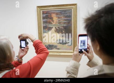 (170623) -- VANCOUVER, 23. Juni 2017 -- Besucher fotografieren das Gemälde Water Lilies, eine Ausstellung der Ausstellung Claude Monets Secret Garden, während einer Vorschau in der Vancouver Art Gallery in Vancouver, Kanada, 22. Juni 2017. Der geheime Garten von Claude Monet zeigt 38 Gemälde, die als die bemerkenswertesten Sammlungen des Impressionismus-Meisters Claude Monet gelten. Die Ausstellung ist vom 24. Juni bis 1. Oktober geplant. Liang Sen) (srb) KANADA-VANCOUVER-CLAUDE MONET-AUSSTELLUNG lixbaodong PUBLICATIONxNOTxINxCHN Vancouver 23. Juni 2017 Besucher machen Fotos vom Paintin Stockfoto