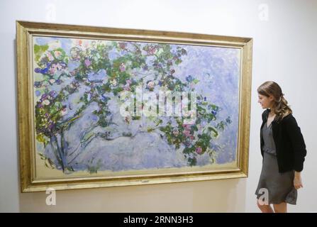 (170623) -- VANCOUVER, 23. Juni 2017 -- Ein Besucher bewundert das Gemälde Les Roses während einer Vorschau der Ausstellung Claude Monets Secret Garden in der Vancouver Art Gallery in Vancouver, Kanada, 22. Juni 2017. Der geheime Garten von Claude Monet zeigt 38 Gemälde, die als die bemerkenswertesten Sammlungen des Impressionismus-Meisters Claude Monet gelten. Die Ausstellung ist vom 24. Juni bis 1. Oktober geplant. Liang Sen) (srb) CANADA-VANCOUVER-CLAUDE MONET-AUSSTELLUNG lixbaodong PUBLICATIONxNOTxINxCHN Vancouver 23. Juni 2017 ein Besucher bewundert das Gemälde Les Roses während einer Vorschau des Stockfoto