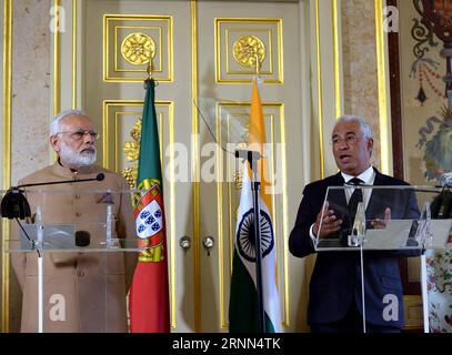 Bilder des Tages (170624) -- LISSABON, 24. Juni 2017 -- der portugiesische Premierminister Antonio Costa (R) hält am 24. Juni 2017 in Lissabon, Portugal, eine gemeinsame Pressekonferenz mit dem indischen Premierminister Narendra Modi ab. Der indische Premierminister Narendra Modi sagte hier am Samstag, dass Indien und Portugal vereinbart hätten, die bilateralen Beziehungen weiter zu vertiefen und den bilateralen Austausch und die Zusammenarbeit in den Bereichen Wirtschaft, Handel sowie Wissenschaft und Technologie zu stärken. ) PORTUGAL-LISSABON-INDIEN-PM-MEETING ZhangxLiyun PUBLICATIONxNOTxINxCHN Images der Tag Lissabon 24. Juni 2017 der PORTUGIESISCHE Premierminister Antonio Stockfoto