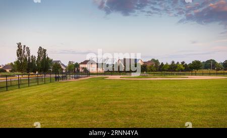 Blick in Richtung Homeplate dieses Baseballfeldes vom rechten Feld Stockfoto