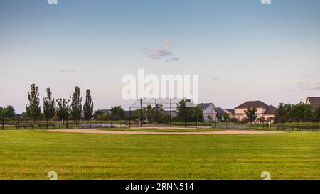 Blick in Richtung Homeplate von diesem Baseballfeld aus dem Mittelfeld Stockfoto