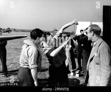 Regie / Star LESLIE HOWARD am Drehort ehrlich bei RAF Ibsley mit echten Kampfflugzeugpiloten während der Dreharbeiten zum ERSTEN DER WENIGEN / SPITFIRE 1942 Regie LESLIE HOWARD Musik William Walton British Aviation Pictures / General Film Distributors (UK) - RKO Radio Pictures (US) Stockfoto