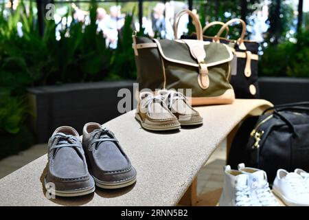 170625 -- PARIS, 25. Juni 2017 -- die Kreationen von BIRKENSTOCK für die Frühjahr- und Sommer-Kollektion 2018 werden während einer Show in Paris, Frankreich, am 24. Juni 2017 abgebildet. dtf FRANCE-PARIS-BIRKENSTOCK-FASHION ChenxYichen PUBLICATIONxNOTxINxCHN Stockfoto