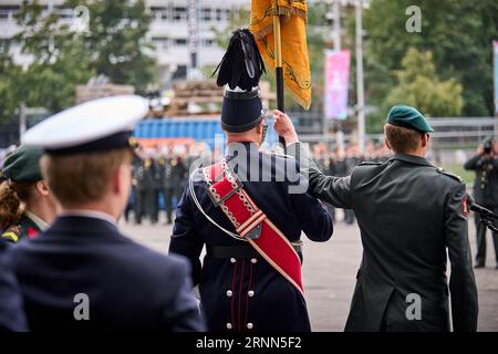 DEN HAAG - Reservisten der Streitkräfte werden in Spuiplein in den Haag vereidigt. Während der Vereidigung leisten die Soldaten einen Eid oder eine Affirmation, in der sie dem König und dem Gesetz treu schwören. ANP PHIL NIJHUIS netherlands Out - belgium Out Credit: ANP/Alamy Live News Stockfoto