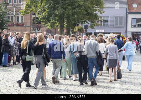 Wommelgem, Belgien. September 2023. Die Abbildung zeigt die Trauerfeier für den belgischen Radfahrer Tijl de Decker in Wommelgem, Samstag, den 2. September 2023. Der 22-jährige Lotto Soudal-Fahrer Tijl de Decker, ein Teil des U23-Teams, starb zwei Tage nach einem Sturz in den hinteren Teil eines Autos während einer Trainingsfahrt. BELGA PHOTO NICOLAS MAETERLINCK Credit: Belga News Agency/Alamy Live News Stockfoto