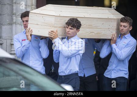 Wommelgem, Belgien. September 2023. Die Abbildung zeigt die Trauerfeier für den belgischen Radfahrer Tijl de Decker in Wommelgem, Samstag, den 2. September 2023. Der 22-jährige Lotto Soudal-Fahrer Tijl de Decker, ein Teil des U23-Teams, starb zwei Tage nach einem Sturz in den hinteren Teil eines Autos während einer Trainingsfahrt. BELGA PHOTO NICOLAS MAETERLINCK Credit: Belga News Agency/Alamy Live News Stockfoto