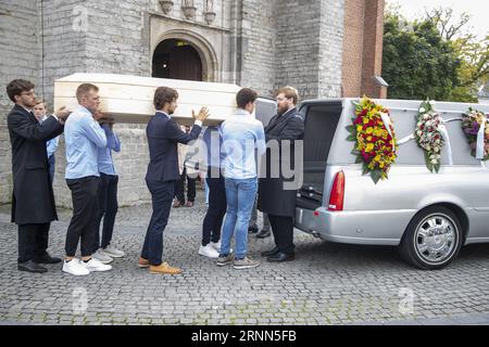 Wommelgem, Belgien. September 2023. Die Abbildung zeigt die Trauerfeier für den belgischen Radfahrer Tijl de Decker in Wommelgem, Samstag, den 2. September 2023. Der 22-jährige Lotto Soudal-Fahrer Tijl de Decker, ein Teil des U23-Teams, starb zwei Tage nach einem Sturz in den hinteren Teil eines Autos während einer Trainingsfahrt. BELGA PHOTO NICOLAS MAETERLINCK Credit: Belga News Agency/Alamy Live News Stockfoto