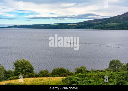 Bootsfahrten auf dem riesigen Loch Ness in Zentralschottland, umgeben von Bergen. Stockfoto