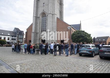 Wommelgem, Belgien. September 2023. Die Abbildung zeigt die Trauerfeier für den belgischen Radfahrer Tijl de Decker in Wommelgem, Samstag, den 2. September 2023. Der 22-jährige Lotto Soudal-Fahrer Tijl de Decker, ein Teil des U23-Teams, starb zwei Tage nach einem Sturz in den hinteren Teil eines Autos während einer Trainingsfahrt. BELGA PHOTO NICOLAS MAETERLINCK Credit: Belga News Agency/Alamy Live News Stockfoto