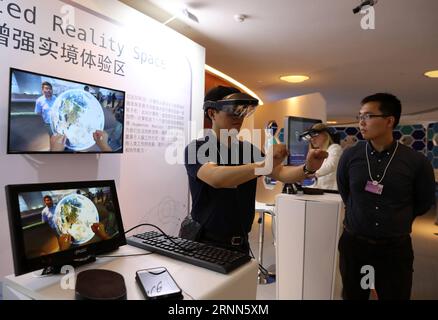 (170626) -- DALIAN, 26. Juni 2017 -- A man Experiences Augmented Reality (AR) Technologie im Dalian International Conference Center in Dalian, Provinz Liaoning im Nordosten Chinas, 26. Juni 2017. Sommer Davos, offiziell die Jahrestagung der neuen Champions, findet hier vom 27. Bis 29. Juni statt. Das vom Weltwirtschaftsforum 2007 gegründete Treffen findet jedes Jahr in China statt, abwechselnd zwischen Dalian und Tianjin. )(wjq) CHINA-LIAONING-DALIAN-SUMMER DAVOS-PREPARATION (CN) LixGang PUBLICATIONxNOTxINxCHN Dalian Juni 26 2017 ein Mann erlebt Augmented Reality AR-Technologie BEI Dalian I. Stockfoto
