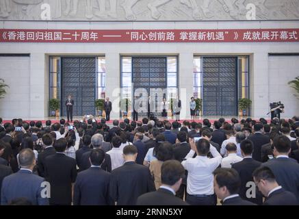 (170626) -- PEKING, 26. Juni 2017 -- Zhang Dejiang, Vorsitzender des Ständigen Ausschusses des Nationalen Volkskongresses und Mitglied des Ständigen Ausschusses des Politischen Büros der Kommunistischen Partei Chinas (KPCh), nimmt an einer Eröffnungszeremonie einer Ausstellung Teil, die die Errungenschaften Hongkongs seit seiner Rückkehr ins Mutterland im Jahr 1997 im Nationalmuseum in Peking, der Hauptstadt Chinas, am 26. Juni 2017 darstellt. (zhs) CHINA-BEIJING-ZHANG DEJIANG-EXHIBITION-HONG KONG (CN) LixXueren PUBLICATIONxNOTxINxCHN Peking Juni 26 2017 Zhang Dejiang Vorsitzender des Things Commit Stockfoto