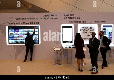 (170626) -- DALIAN, 26. Juni 2017 -- Mitarbeiter treffen die letzten Vorbereitungen für den Sommer Davos im Dalian International Conference Center in Dalian, Provinz Liaoning im Nordosten Chinas, 26. Juni 2017. Sommer Davos, offiziell die Jahrestagung der neuen Champions, findet hier vom 27. Bis 29. Juni statt. Das vom Weltwirtschaftsforum 2007 gegründete Treffen findet jedes Jahr in China statt, abwechselnd zwischen Dalian und Tianjin. )(wjq) CHINA-LIAONING-DALIAN-SUMMER DAVOS-PREPARATION (CN) LixGang PUBLICATIONxNOTxINxCHN Dalian Juni 26 2017 die Mitarbeiter treffen die letzten Vorbereitungen für den Sommer Davos AT Stockfoto