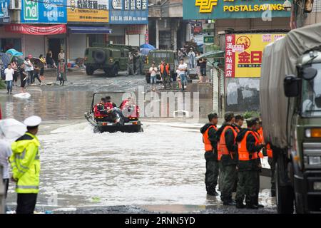 (170626) -- LANXI, 26. Juni 2017 -- Rettungskräfte fahren mit einem Amphibienfahrzeug zum Überschwemmungsgebiet in der Gemeinde Xiangxi in der Stadt Lanxi, ostchinesische Provinz Zhejiang, 26. Juni 2017. Beeinflusst von den anhaltenden Regenfällen überflutete ein Nebenfluss des Lanjiang River und zwang über 8.000 Bewohner in Xiangxi, zu evakuieren. ) (Yxb) CHINA-ZHEJIANG-RIVER-FLOOD(CN) WengxXinyang PUBLICATIONxNOTxINxCHN Lanxi Juni 26 2017 Rettungsfahrt zum Amphibienfahrzeug zum Überschwemmungsgebiet in der Gemeinde Xiangxi in der Stadt Lanxi Ostchina S Zhejiang Provinz Juni 26 2017 beeinflusst von Dauerregen ein Nebenfluss von Lanjiang Stockfoto