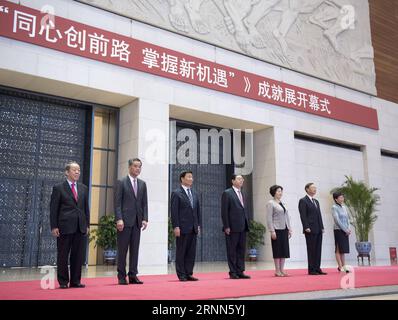 (170626) -- PEKING, 26. Juni 2017 -- Zhang Dejiang (C), Vorsitzender des Ständigen Ausschusses des Nationalen Volkskongresses und Mitglied des Ständigen Ausschusses des Politischen Büros der Kommunistischen Partei Chinas (CPC), nimmt an einer Eröffnungszeremonie einer Ausstellung Teil, die die Errungenschaften Hongkongs seit seiner Rückkehr ins Mutterland im Jahr 1997 im Nationalmuseum in Peking, der Hauptstadt Chinas, am 26. Juni 2017 darstellt. (zhs) CHINA-BEIJING-ZHANG DEJIANG-EXHIBITION-HONG KONG (CN) LixXueren PUBLICATIONxNOTxINxCHN Peking Juni 26 2017 Zhang Dejiang C Vorsitzender der Sache Stockfoto