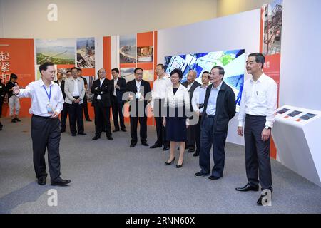 (170626) -- PEKING, 26. Juni 2017 -- Wang Qishan (2. R), Mitglied des Ständigen Ausschusses des Politischen Büros des Zentralkomitees der Kommunistischen Partei Chinas (KPCh), besucht eine Ausstellung, in der die Errungenschaften Hongkongs seit seiner Rückkehr ins Mutterland 1997 in Peking, der Hauptstadt Chinas, am 26. Juni 2017 vorgestellt werden. ) (Zwx) CHINA-BEIJING-WANG QISHAN-HONG KONG-AUSSTELLUNG (CN) ZhangxLing PUBLICATIONxNOTxINxCHN Peking Juni 26 2017 Wang Qishan 2. R Mitglied des Thing Committee des Politischen Büros der Kommunistischen Partei Chinas CPC-Zentralkomitee besucht Ausstellung Profi Stockfoto