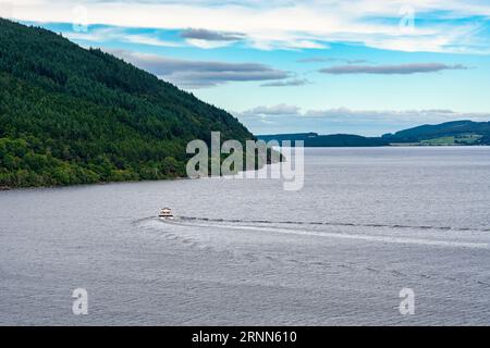 Bootsfahrten auf dem riesigen Loch Ness in Zentralschottland, umgeben von Bergen. Stockfoto