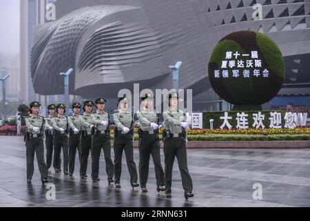 (170626) -- DALIAN, 26. Juni 2017 -- Polizeifrauen patrouillieren vor dem Dalian International Conference Center in Dalian, Provinz Liaoning im Nordosten Chinas, 23. Juni 2017. Sommer Davos, offiziell die Jahrestagung der neuen Champions, findet hier vom 27. Bis 29. Juni statt. Das vom Weltwirtschaftsforum 2007 gegründete Treffen findet jedes Jahr in China statt, abwechselnd zwischen Dalian und Tianjin. )(wjq) CHINA-LIAONING-DALIAN-SOMMER DAVOS-VORBEREITUNG (CN) PanxYulong PUBLICATIONxNOTxINxCHN Dalian Juni 26 2017 Polizeifrauen Patrouille vor dem Dalian International Conference Center in Dalian Nordosten Stockfoto