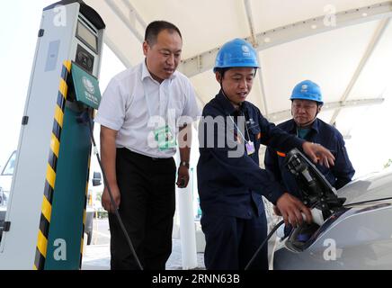 (170626) -- DALIAN, 26. Juni 2017 -- Elektriker modernisieren Ladesäulen in der Nähe des Dalian International Conference Center in Dalian, Provinz Liaoning im Nordosten Chinas, 26. Juni 2017. Sommer Davos, offiziell die Jahrestagung der neuen Champions, findet hier vom 27. Bis 29. Juni statt. Das vom Weltwirtschaftsforum 2007 gegründete Treffen findet jedes Jahr in China statt, abwechselnd zwischen Dalian und Tianjin. )(wjq) CHINA-LIAONING-DALIAN-SUMMER DAVOS-PREPARATION (CN) LixGang PUBLICATIONxNOTxINxCHN Dalian Juni 26 2017 Elektriker Upgrade ging Stapel in der Nähe von Dalian International Conference Center Stockfoto