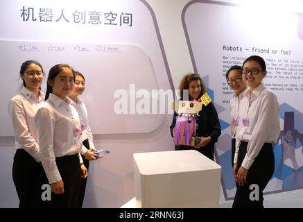 (170626) -- DALIAN, 26. Juni 2017 -- die Mitarbeiter eines Roboterplatzes im Dalian International Conference Center sind bereit für Gäste, die den Sommer Davos in Dalian, nordöstliche Provinz Liaoning, 26. Juni 2017 besuchen. Sommer Davos, offiziell die Jahrestagung der neuen Champions, findet hier vom 27. Bis 29. Juni statt. Das vom Weltwirtschaftsforum 2007 gegründete Treffen findet jedes Jahr in China statt, abwechselnd zwischen Dalian und Tianjin. )(wjq) CHINA-LIAONING-DALIAN-SUMMER DAVOS-PREPARATION (CN) LixGang PUBLICATIONxNOTxINxCHN Dalian Juni 26 2017 Teilnehmer AN einem Roboterplatz in Dalian Stockfoto