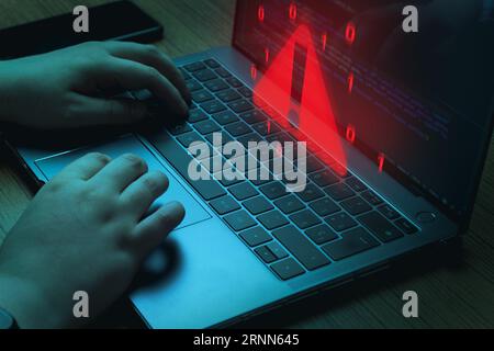 Das Programmiergerät löst ein erkanntes Problem auf dem Laptop. Kompromittiertes Informationskonzept. Internetviren Cybersicherheit und Cyberkriminalität. Stockfoto