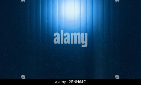 Kristallklare blaue Farbverlaufstöne abstrakt auf dunklem, körnigem Hintergrund. Leuchtendes Licht. Großes Banner. Stockfoto