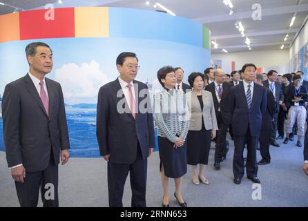 (170626) -- PEKING, 26. Juni 2017 -- Zhang Dejiang (2. L), Vorsitzender des Ständigen Ausschusses des Nationalen Volkskongresses, besucht eine Ausstellung, in der die Errungenschaften Hongkongs seit seiner Rückkehr ins Mutterland 1997 in Peking, der Hauptstadt Chinas, am 26. Juni 2017 vorgestellt werden. ) (Zwx) CHINA-BEIJING-ZHANG DEJIANG-HONG KONG-AUSSTELLUNG (CN) LixXueren PUBLICATIONxNOTxINxCHN Peking Juni 26 2017 Zhang Dejiang 2. L Vorsitzender des Thing Committee des National Prominrities S Congress besucht Ausstellung Profiling der Errungenschaften Hongkongs seit seiner Rückkehr ins Mutterland 19 Stockfoto