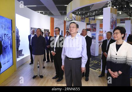 (170626) -- PEKING, 26. Juni 2017 -- Yu Zhengsheng (2. R, Front), Vorsitzender des Nationalen Komitees der Politischen Konsultativkonferenz des chinesischen Volkes, besucht eine Ausstellung, in der die Errungenschaften Hongkongs seit seiner Rückkehr ins Mutterland 1997 in Peking, der Hauptstadt Chinas, am 26. Juni 2017 vorgestellt werden. ) (Zwx) CHINA-BEIJING-YU ZHENGSHENG-HONG KONG-EXHIBITION (CN) XiexHuanchi PUBLICATIONxNOTxINxCHN Peking Juni 26 2017 Yu Zheng Sheng 2. Front Vorsitzender des Nationalkomitees der chinesischen Prominenten S politische Beratungskonferenz Besuche bei der Ausstellung Profiling the Achi Stockfoto