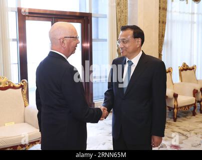 (170626) -- DALIAN, 26. Juni 2017 -- der chinesische Ministerpräsident Li Keqiang (R) trifft sich mit Klaus Schwab, Gründer und Vorstandsvorsitzender des Weltwirtschaftsforums (WEF), in Dalian, Provinz Liaoning im Nordosten Chinas, 26. Juni 2017. ) (Zwx) CHINA-DALIAN-LI KEQIANG-KLAUS SCHWAB-MEETING (CN) PangxXinglei PUBLICATIONxNOTxINxCHN Dalian Juni 26 2017 der chinesische Premierminister Keqiang r trifft Klaus Schwab World Economic Forum WEF-Gründer und Executive Chairman in Dalian Northeast China S Liaoning Provinz Juni 26 2017 Schwzwx China Dalian Left KeqixBLXCN Klaus Schwang PINXBLab Stockfoto