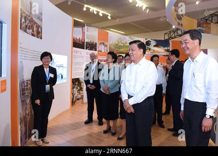 (170626) -- PEKING, 26. Juni 2017 -- Liu Yunshan (2. R, Front), Mitglied des Ständigen Ausschusses des Politbüros des Zentralkomitees der Kommunistischen Partei Chinas (KPCh), besucht eine Ausstellung, in der die Errungenschaften Hongkongs seit seiner Rückkehr ins Mutterland 1997 in Peking, der Hauptstadt Chinas, am 26. Juni 2017 vorgestellt werden. ) (Zwx) CHINA-BEIJING-LIU YUNSHAN-HONG KONG-AUSSTELLUNG (CN) RaoxAimin PUBLICATIONxNOTxINxCHN Peking Juni 26 2017 Liu Yunshan 2. Front ein Mitglied des Thingkomitees des Politischen Büros der Kommunistischen Partei Chinas ZK besucht Exhi Stockfoto