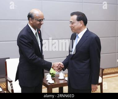 (170627) -- DALIAN, 27. Juni 2017 -- der chinesische Premierminister Li Keqiang (R) trifft sich mit dem stellvertretenden Premierminister Singapurs, Tharman Shanmugaratnam, der hier ist, um an der Jahrestagung der Neuen Champions 2017, auch bekannt als Summer Davos, in Dalian, der Küstenstadt der nordöstlichen chinesischen Provinz Liaoning, am 27. Juni 2017 teilzunehmen. )(wjq) CHINA-DALIAN-LI KEQIANG-SINGAPUR-STELLVERTRETENDES PM-MEETING (CN) PangxXinglei PUBLICATIONxNOTxINxCHN DALIAN Juni 27 2017 der chinesische Premier Keqiang r trifft sich mit dem stellvertretenden Premierminister Singapurs, Tharman Shanmugaratnam, der zur JAHRESTAGUNG der Neuen Champions 2017 hier IST Stockfoto