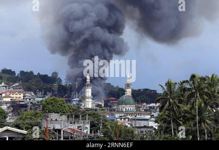 (170627) -- MARAWI, 27. Juni 2017 -- Eine Wolke aus schwarzem Rauch weht am 27. Juni 2017 aus der Innenstadt von Marawi City auf den Philippinen. Die philippinische Regierung hält an ihrer Politik fest, keine Verhandlungen mit Extemisten zu führen, die mit dem Islamischen Staat (IS) verbündet sind, der Marawi City im Süden der Philippinen im Mai überrannt hat, sagte ein Regierungssprecher am Dienstag. Stringer) (dtf) PHILIPPINEN-MARAWI-BATTLE Yangke PUBLICATIONxNOTxINxCHN MARAWI Juni 27 2017 eine Wolke schwarzen Rauchs weht aus der Innenstadt von MARAWI City die Philippinen AM 27 2017. Juni hält die philippinische Regierung an ihrer Politik der Verhandlungsfreiheit fest Stockfoto