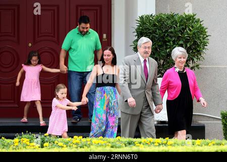 (170628) -- PEKING, 28. Juni 2017 -- US-Botschafter in China Terry Branstad (2. R) geht mit seinen Familienmitgliedern spazieren, um sich mit den Medien in seiner Residenz in Peking, der Hauptstadt Chinas, am 28. Juni 2017 zu treffen. )(wsw) CHINA-BEIJING-BOTSCHAFTER BEI CHINA-MEDIA (CN) ZhangxYuwei PUBLICATIONxNOTxINxCHN Peking Juni 28 2017 US-Botschafter in China Terry Branstad 2. R. geht mit seinen Familienmitgliedern zu einem Treffen mit den Medien in seiner Residenz in Peking Hauptstadt von China Juni 28 2017 WSW China Peking Botschafter bei China Medien CN ZhangxYuwei PUBLICATIONxNOTxINxCHN Stockfoto