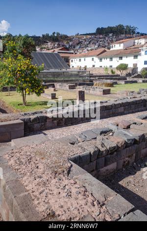 Cusco, Peru - 5. Dezember 2022: Ausgrabungsstätte Kusicancha, Inka-Ruinen Stockfoto