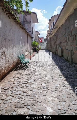 Cusco, Peru - 5. Dezember 2022: Hatun Rumiyoc Street mit Inka-Zwölfeckstein in Cusco, Peru Stockfoto