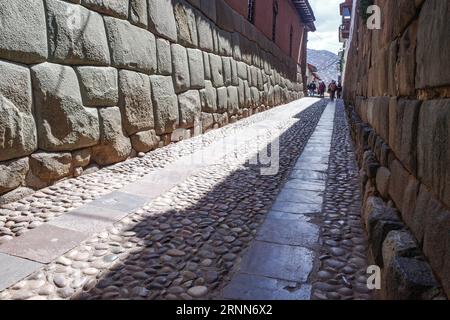 Cusco, Peru - 5. Dezember 2022: Hatun Rumiyoc Street mit Inka-Zwölfeckstein in Cusco, Peru Stockfoto