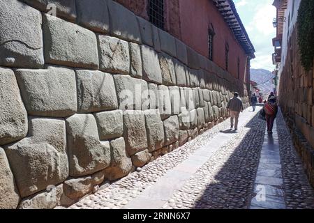 Cusco, Peru - 5. Dezember 2022: Hatun Rumiyoc Street mit Inka-Zwölfeckstein in Cusco, Peru Stockfoto